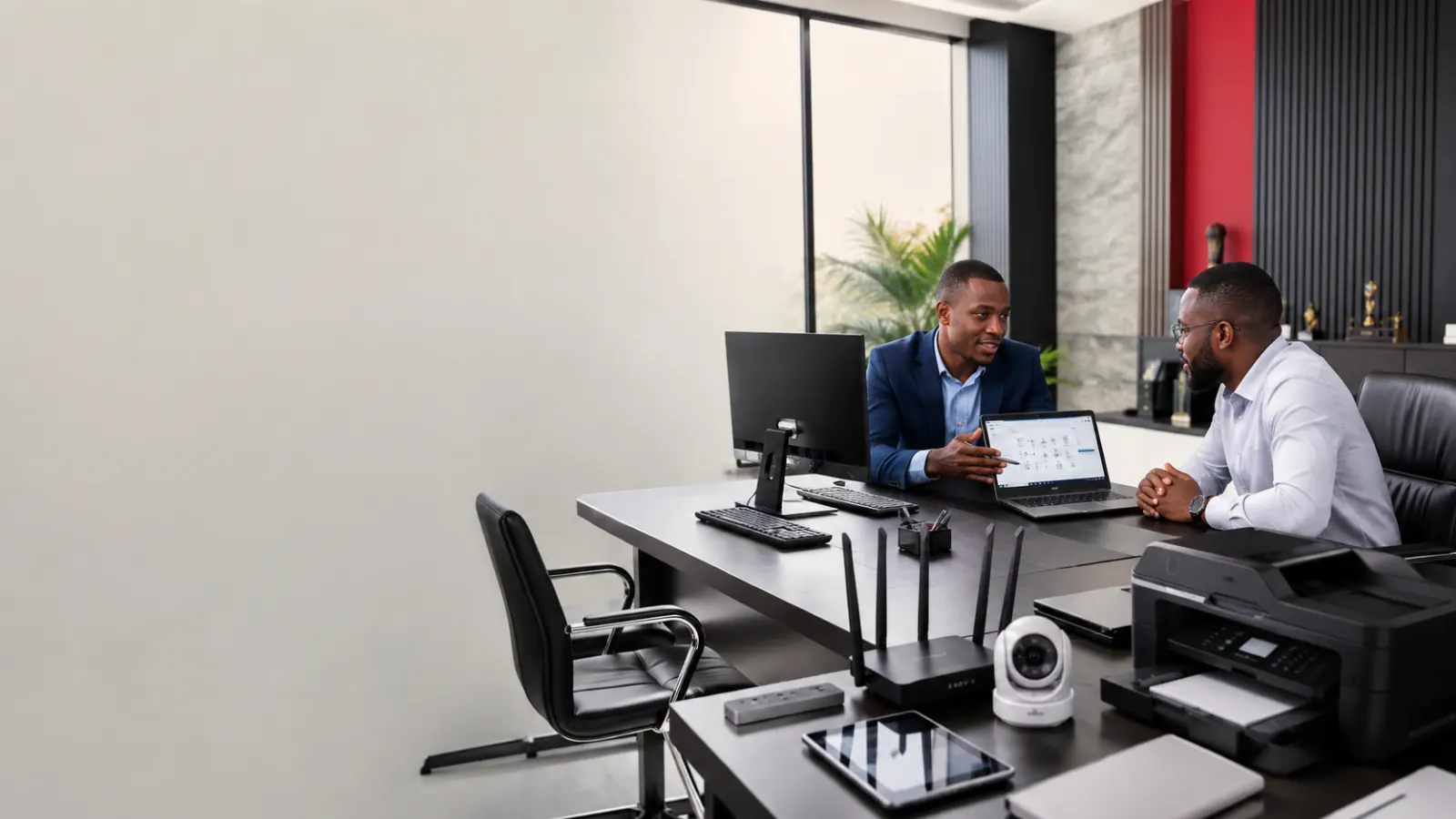 Conseillers MAC COMPUTERS accompagnant un client pour un devis informatique sur mesure à Douala, Cameroun