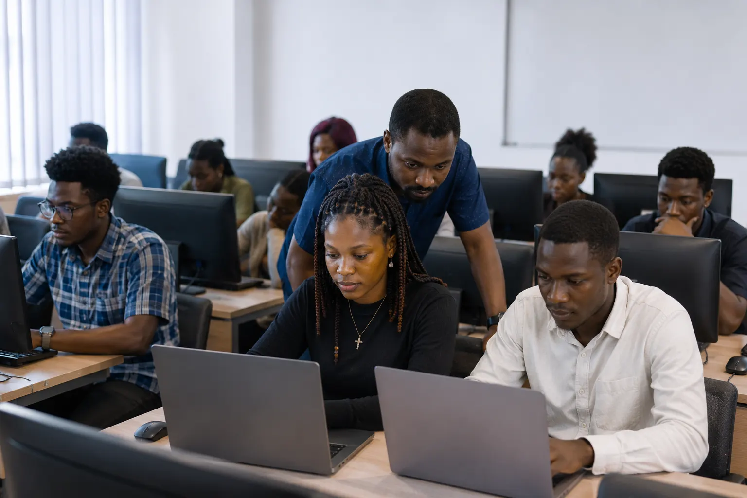 Salle informatique moderne dans une école ou université camerounaise