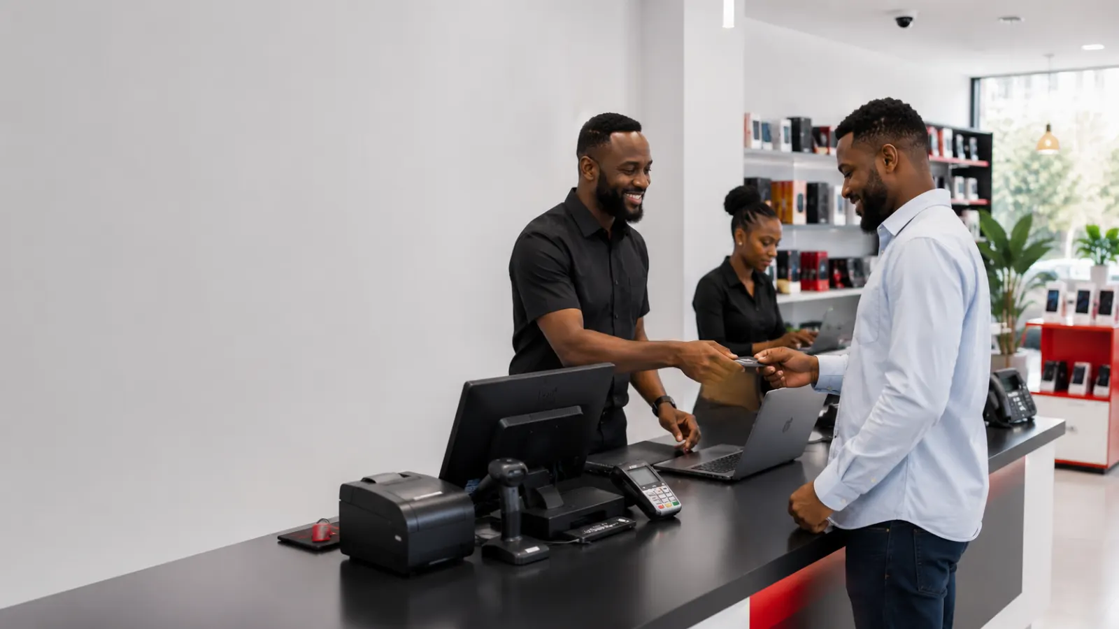 Commerce camerounais moderne équipé d'une caisse informatique et d'un point de vente