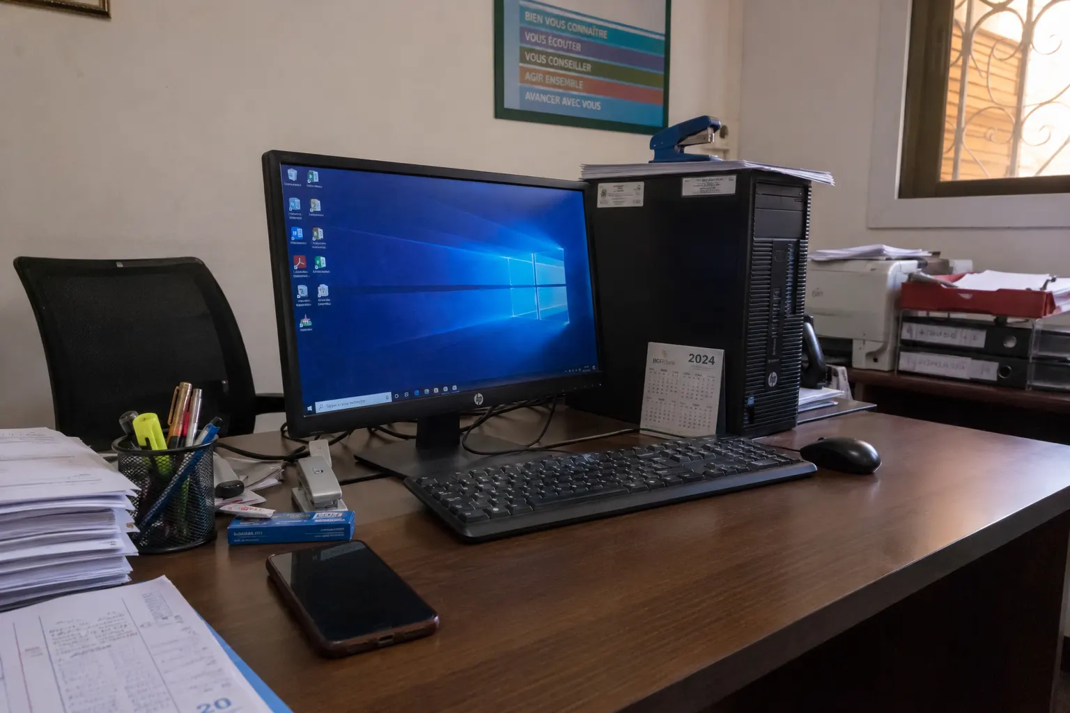 Postes de travail informatiques dans un bureau administratif