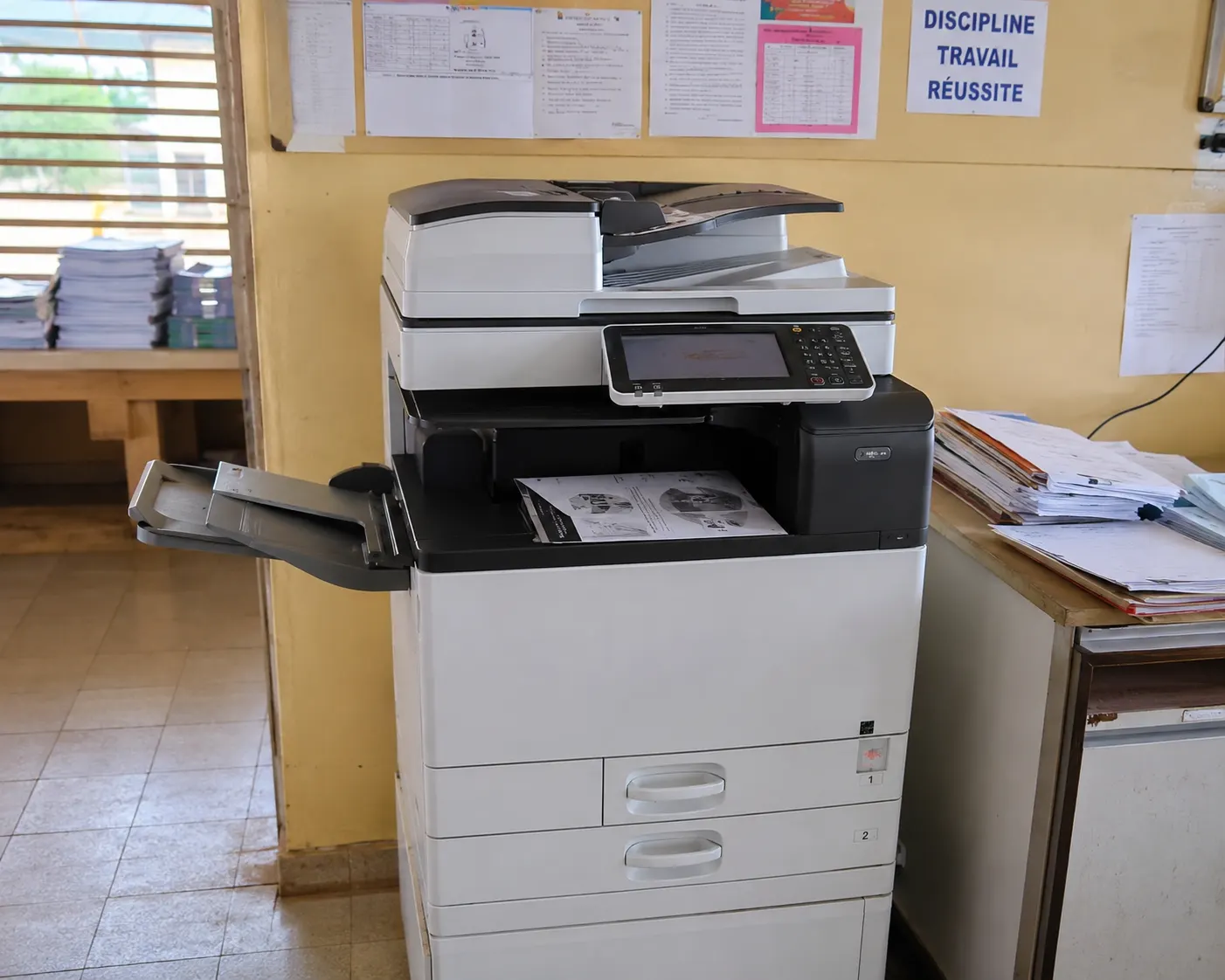 Imprimante multifonction adaptée à un établissement scolaire au Cameroun