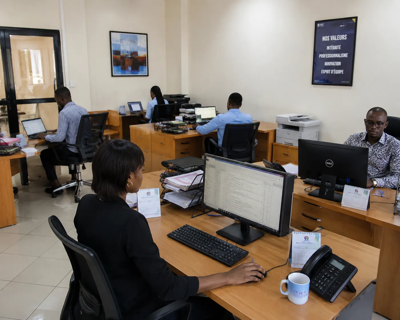 Postes de travail dans un bureau d'entreprise au Cameroun